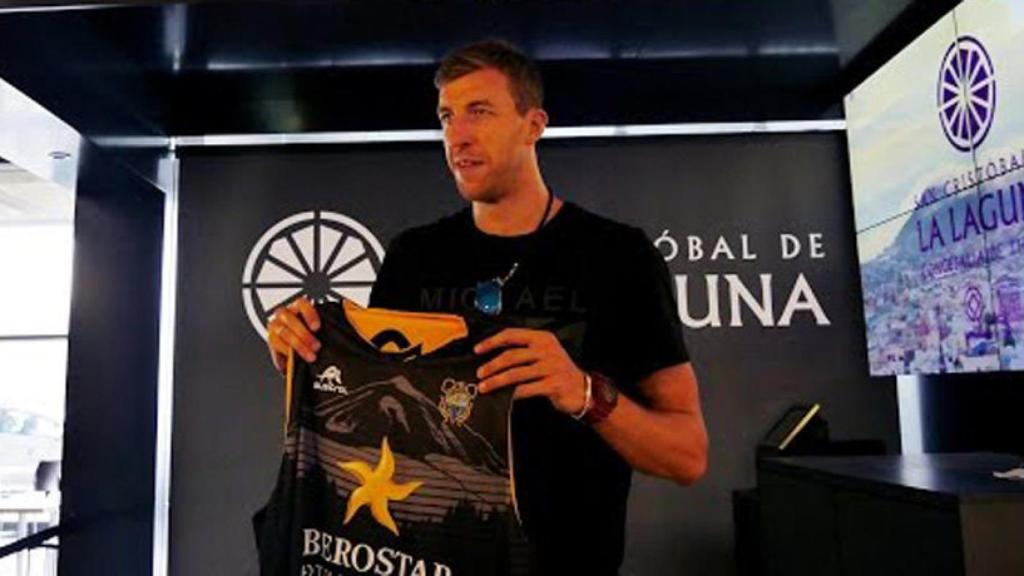 Fran Vázquez en su presentación con el Iberostar Tenerife. Foto:acb.com