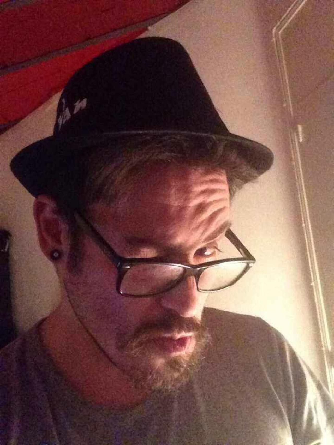 Rodrigo se hacía llamar de múltiples formas en las redes sociales. Contaba una historia de superación, de padres muerto y de hermana drogadicta. No se sabe si  ese relato es del todo cierto.