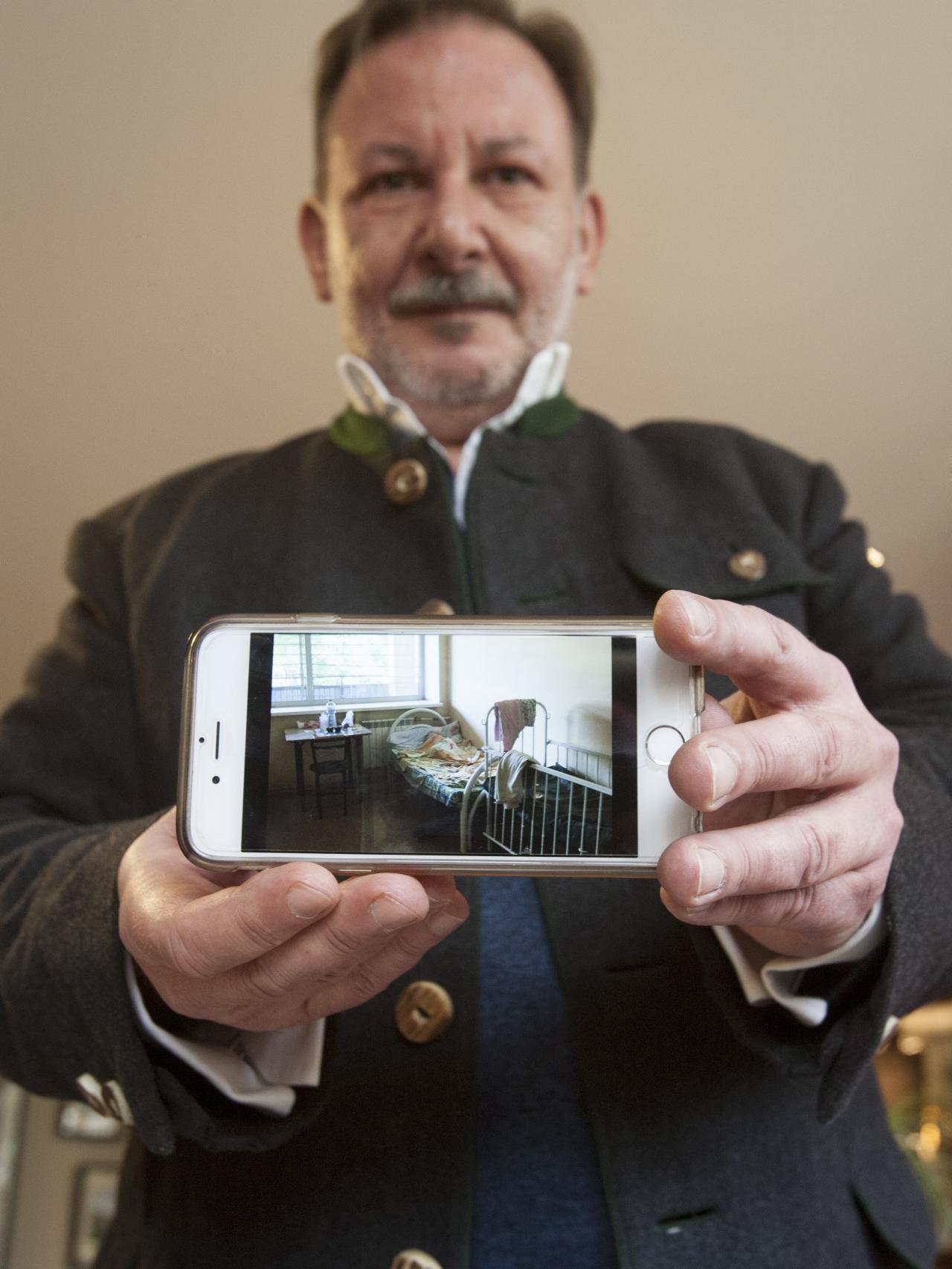 En una ocasión, la madre de Miguel lo ingresó en un hospital de infecciosos para que su padre no pudiera tener contacto con él. Javier sólo pudo ver a su hijo a través de una cristalera.