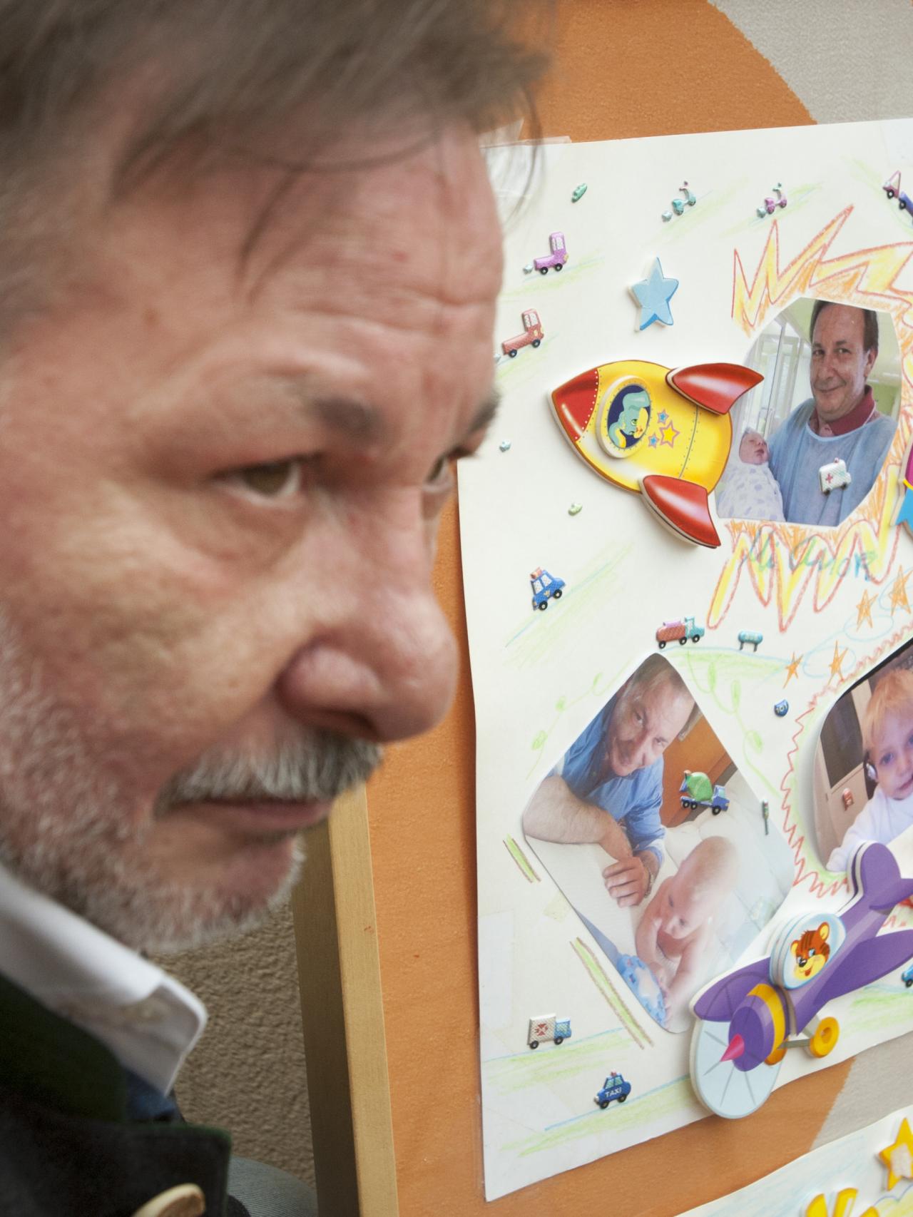 La casa de este gallego está llena de fotos y de recuerdos del niño.