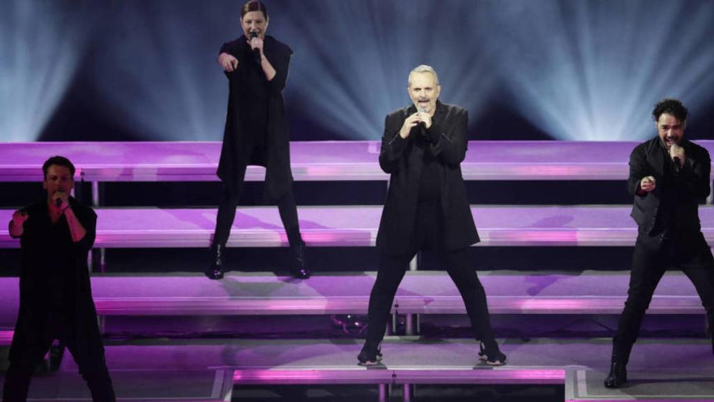 Miguel BOsé durante un concierto, tras la muerte de Bimba Bosé