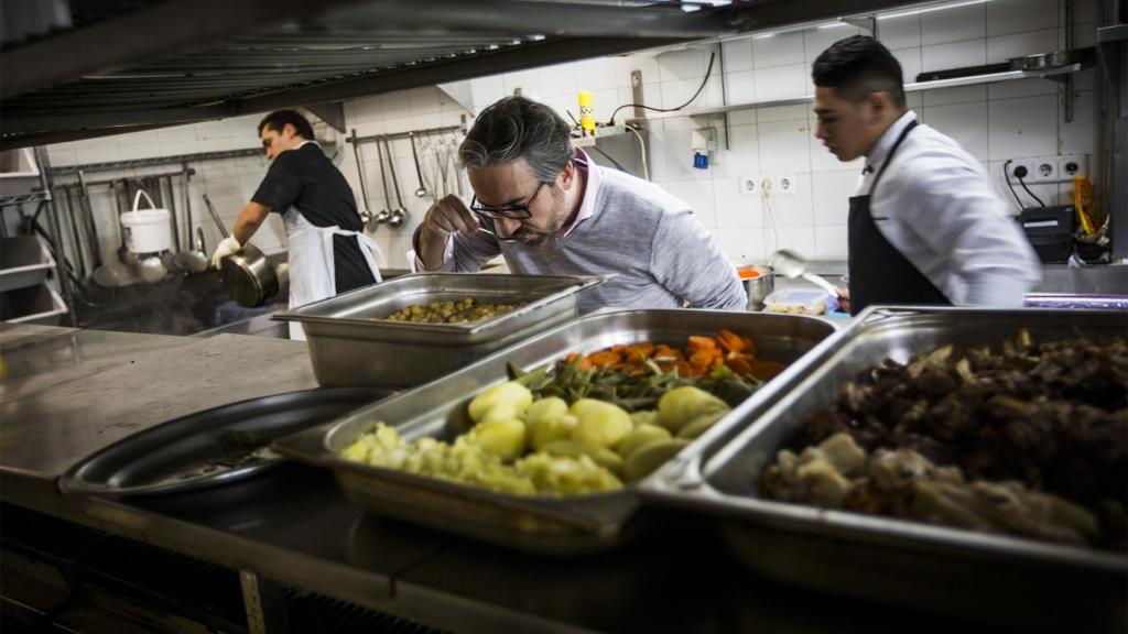 Paco Cruz utiliza el mismo método de trabajo que Chicote: se presenta en el restaurante sin avisar para ver cómo funcionan.