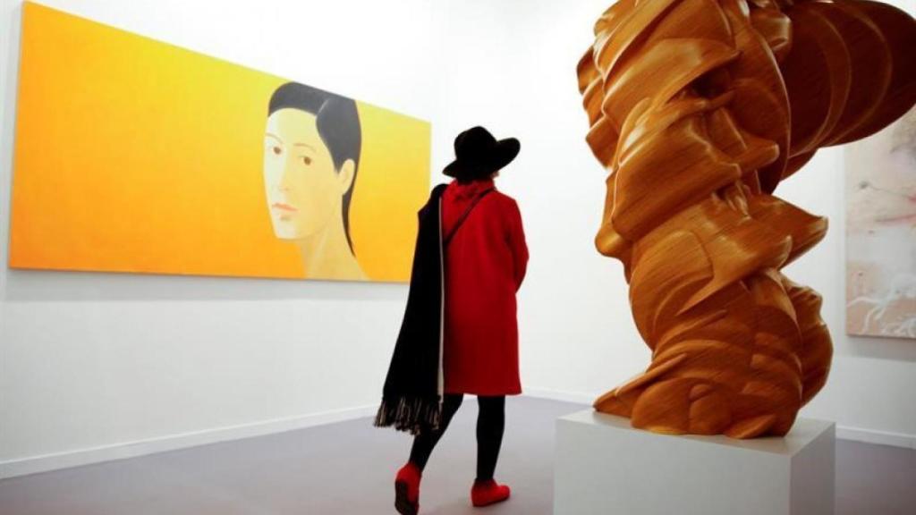 Un visitante de ARCO 2016 pasea por el puesto de la galería Thaddaeus Ropac.