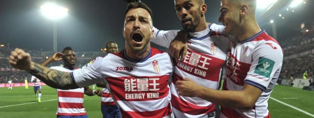 Los jugadores del Granada celebran un gol contra el Betis.