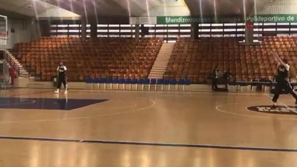 Doncic tirando desde el centro del campo