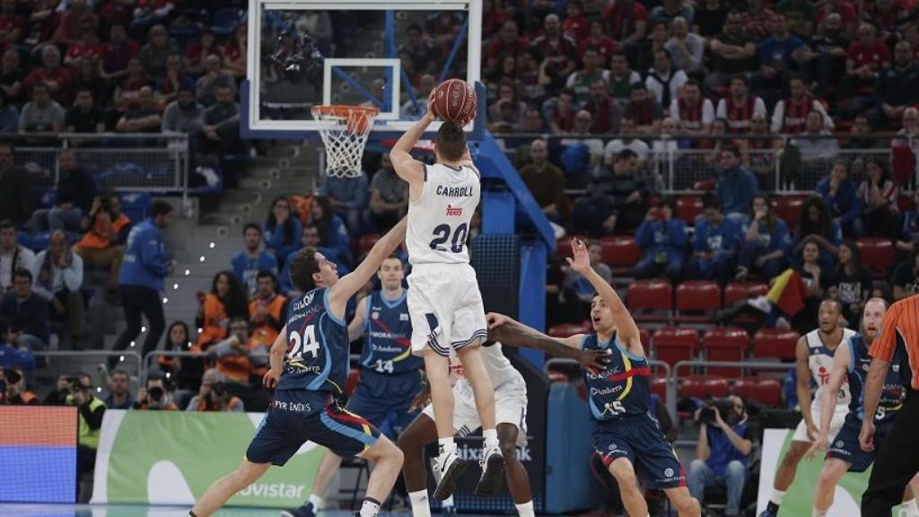 Carroll haciendo un mate