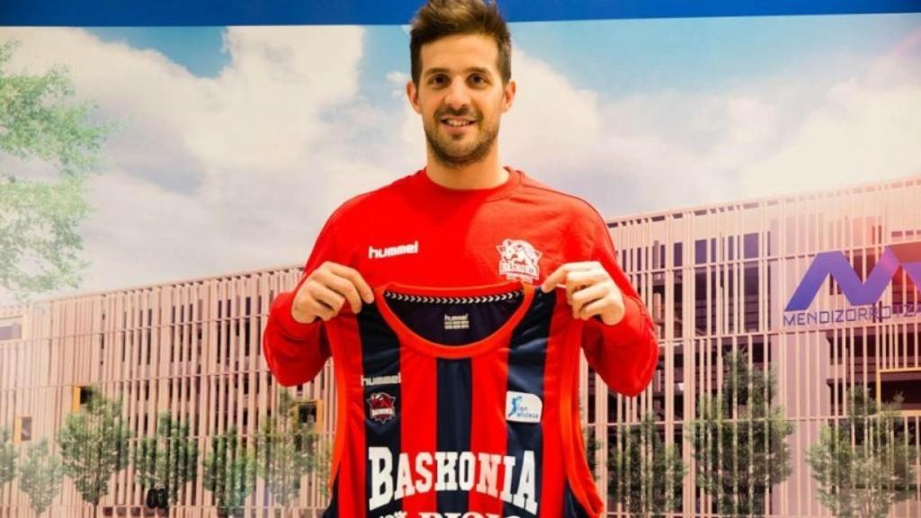 Laprovittola con la camiseta del Baskonia. Foto baskonia.com