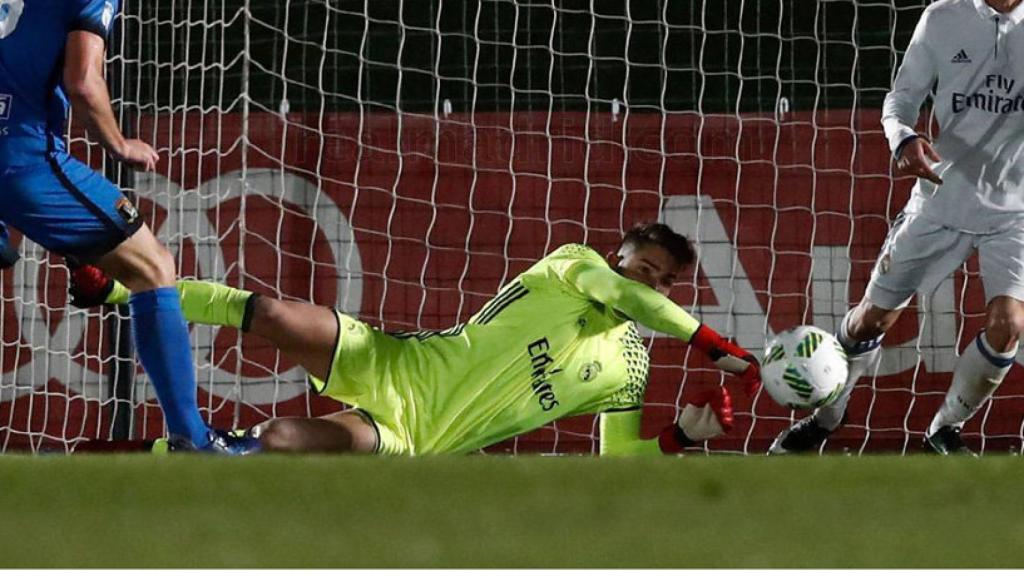 Luca Zidane parando un balón ante el Fuenlabrada
