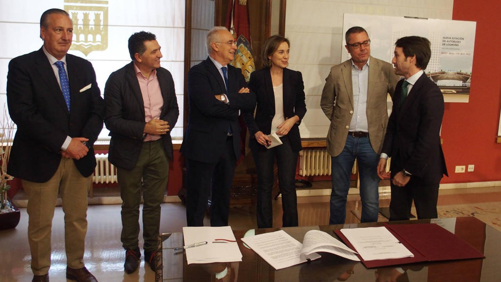 José Ignacio Ceniceros y Cuca Gamarra, en el centro de la imagen.