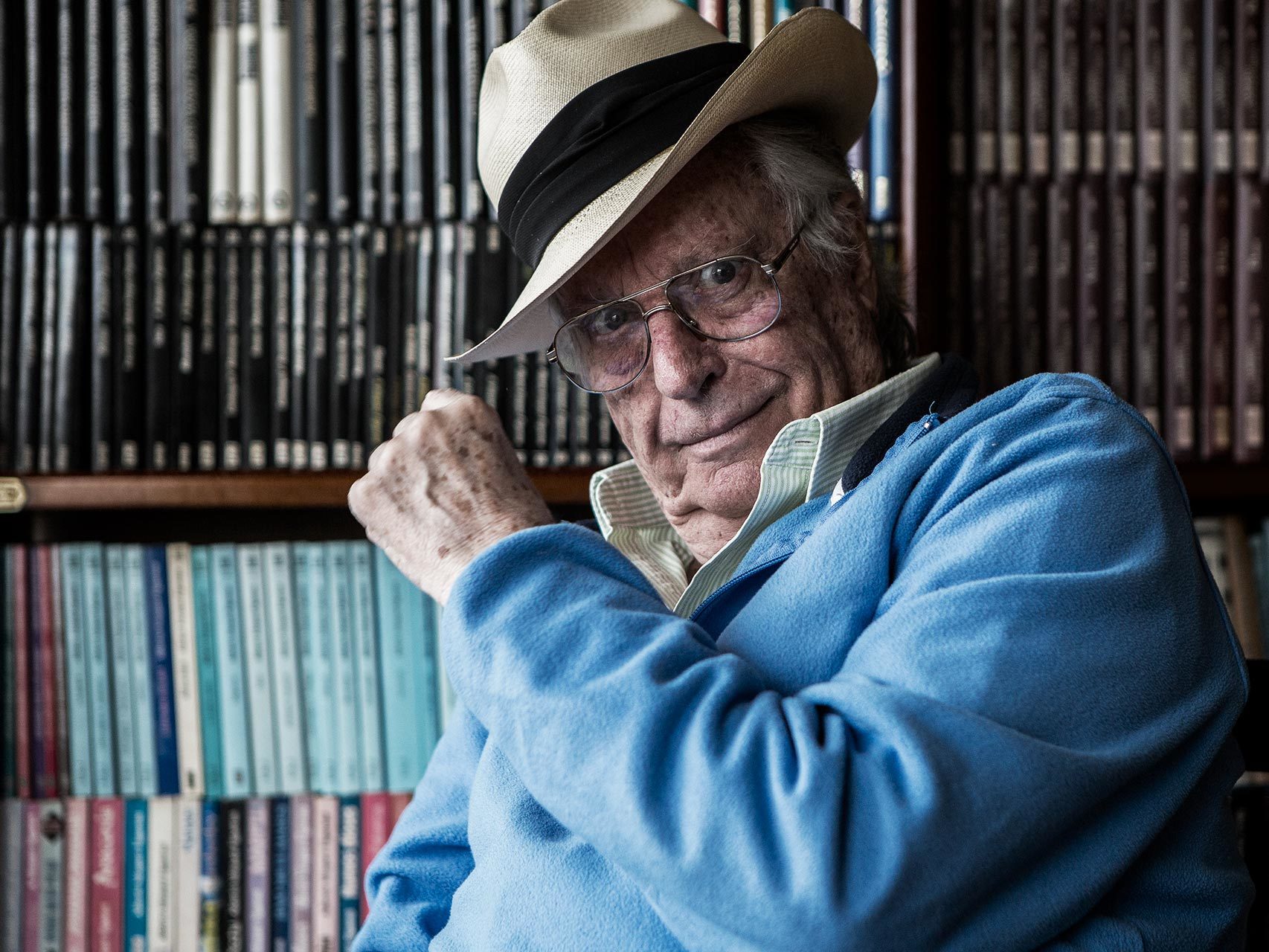 El escritor Alberto Vázquez-Figuero, en su casa de Madrid.