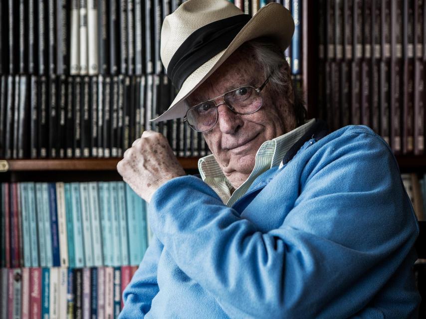 El escritor Alberto Vázquez-Figuero, en su casa de Madrid.