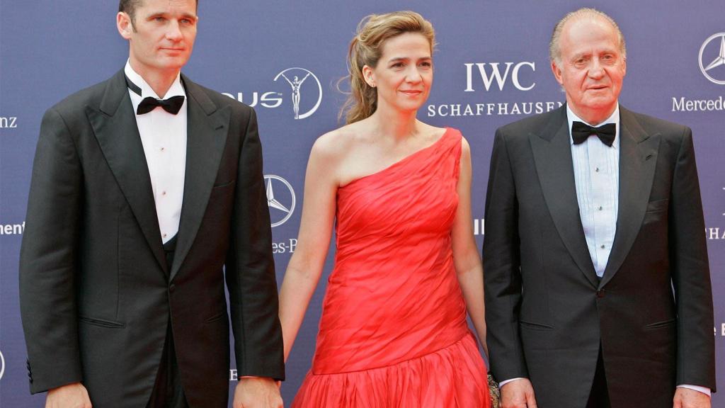 Iñaki Urdangarin y la infanta Cristina, con el rey emérito en un acto en Barcelona.