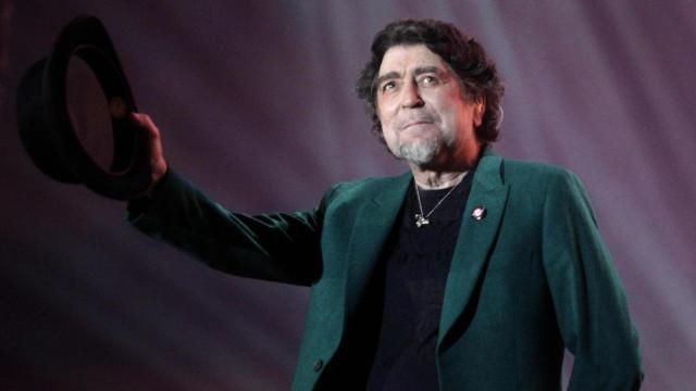 Joaquín Sabina se quita el bombín durante uno de sus conciertos.