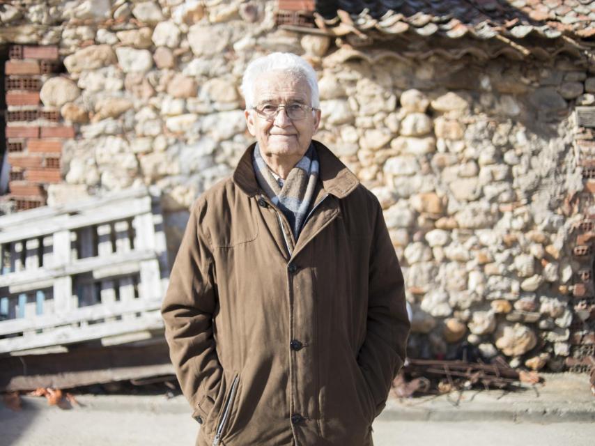 Excepto algunas viviendas que permanecen como recuerdo de lo que Castillejo fue una vez, Ricardo ha conseguido modernizar su pueblo prácticamente al completo.