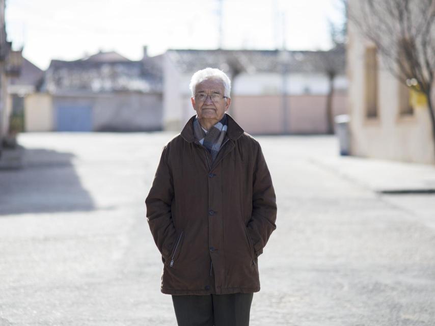 Ricardo delante de su casa, en la calle que tiene con su propio nombre.