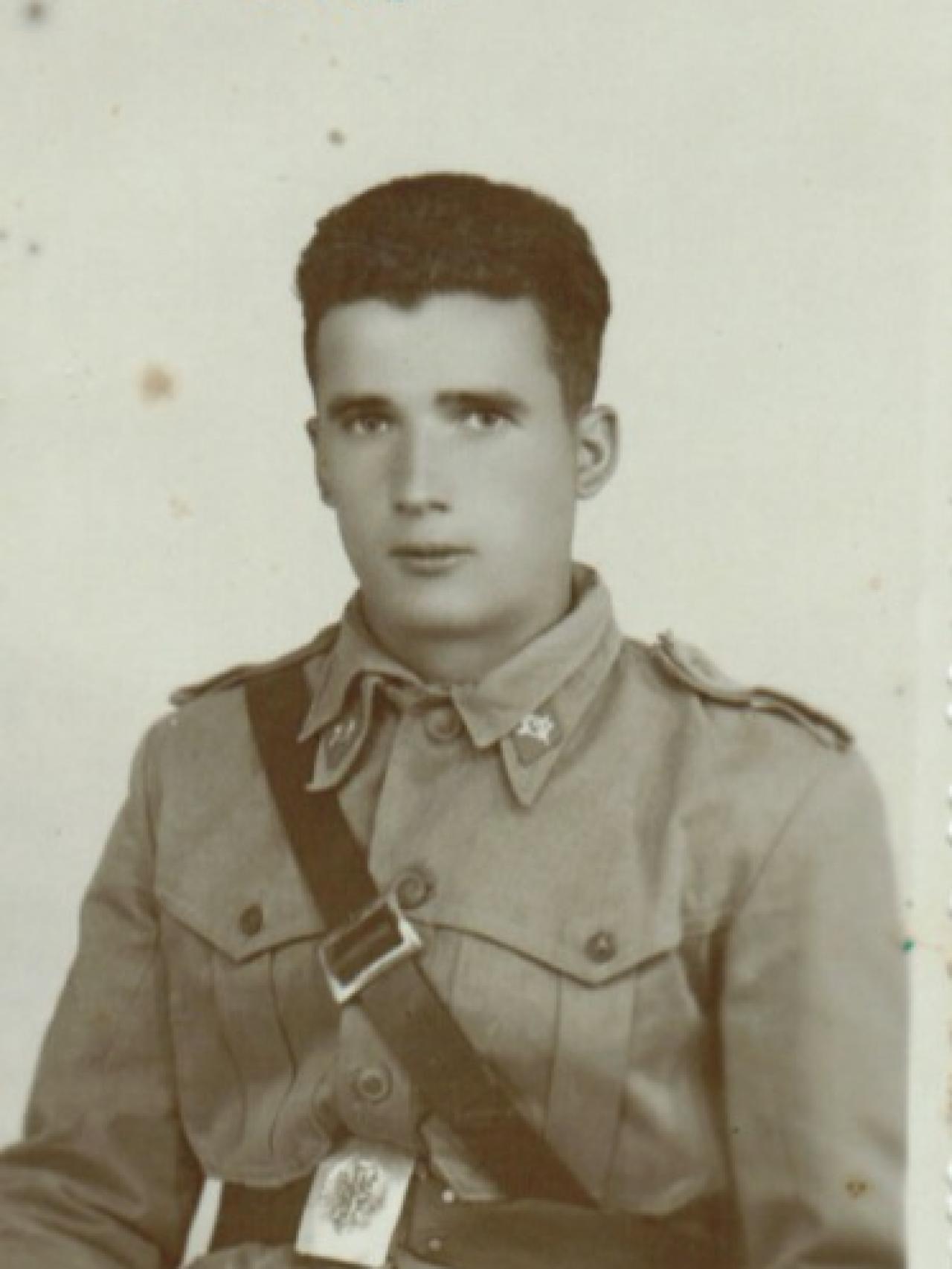 Ricardo con el traje de la mili, antes de convertirse en alcalde.