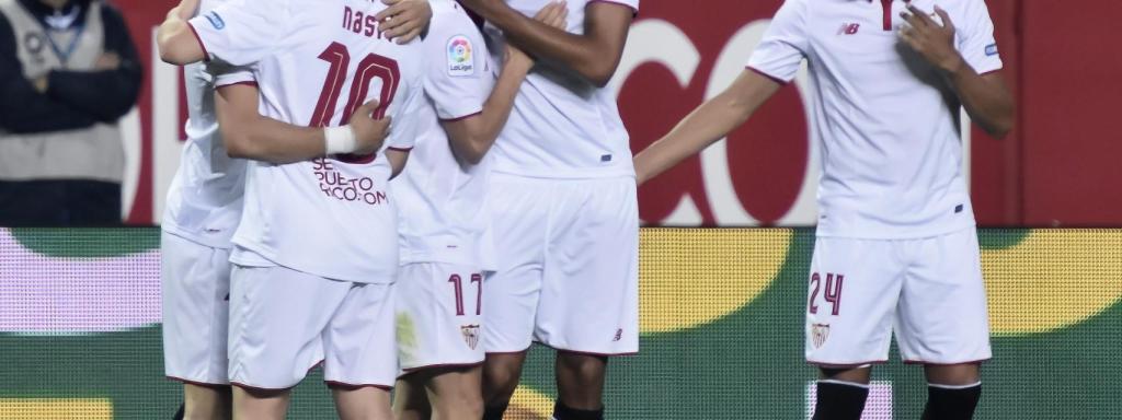 Los jugadores del Sevilla celebran un gol.