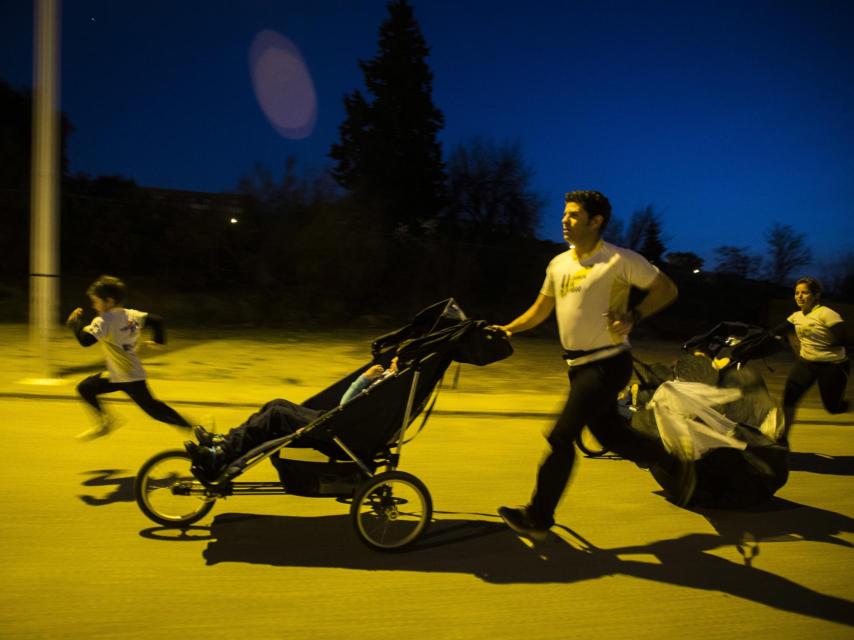 Uno de los padres entrena con paracaídas para trabajar la resistencia.