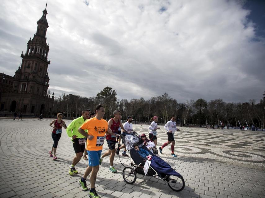 Por la Plaza de España a mitad de recorrido.