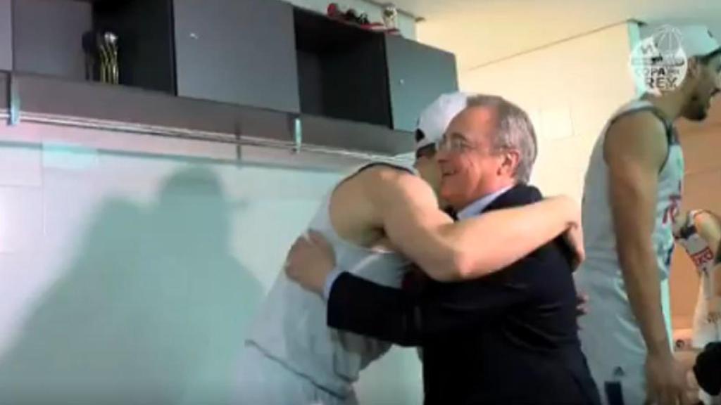 Florentino felicitando a un jugador