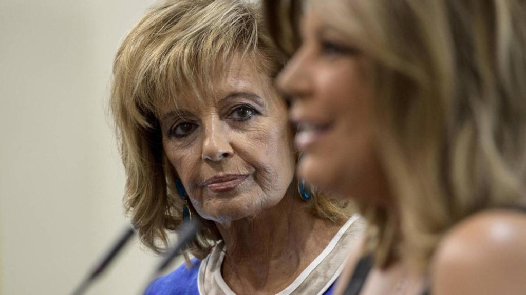 María Teresa mirando a Terelu.