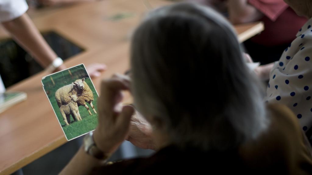 Una mujer con alzhéimer en un centro.