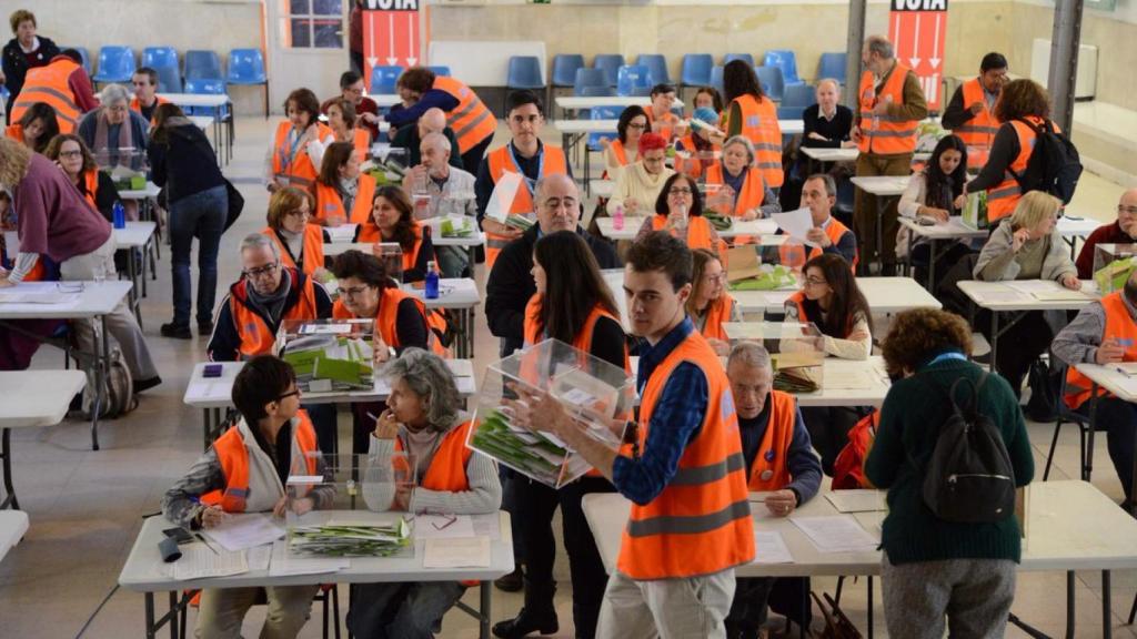 Varios voluntarios durante el recuento.