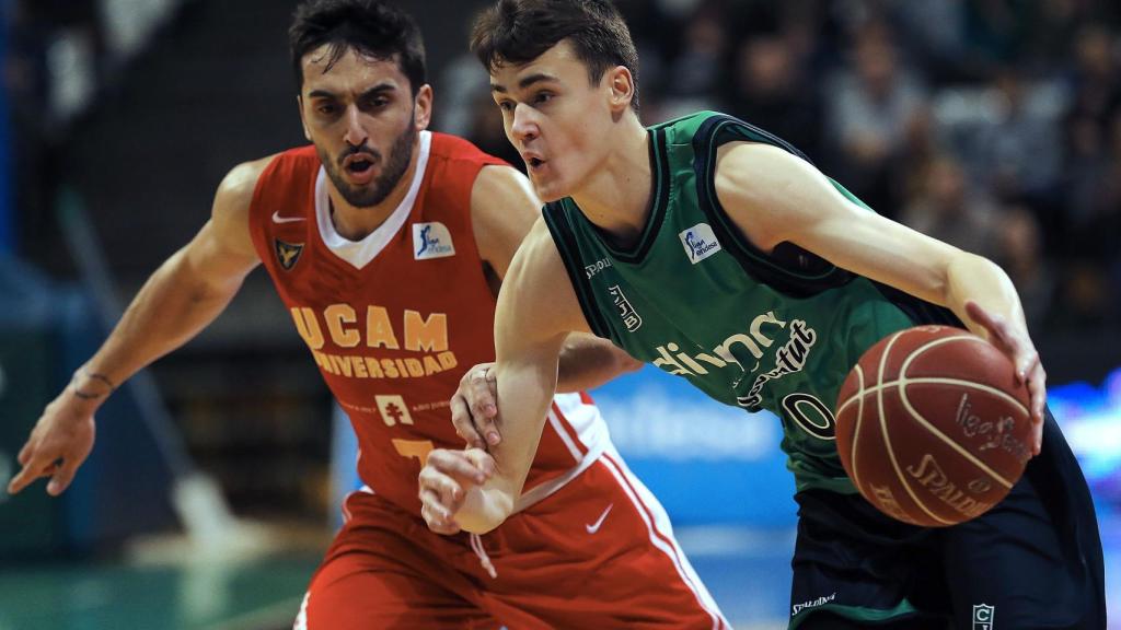 Campazzo trata de parar a Nenad Dimitrijevic, del Joventut.