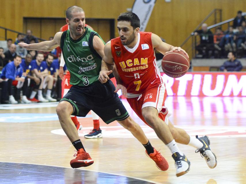 Campazzo intenta superar a Sabat, del Joventut.