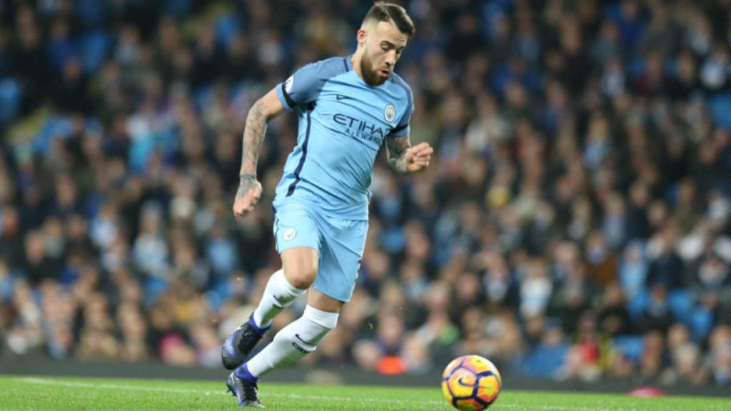 Otamendi jugando con el Manchester City