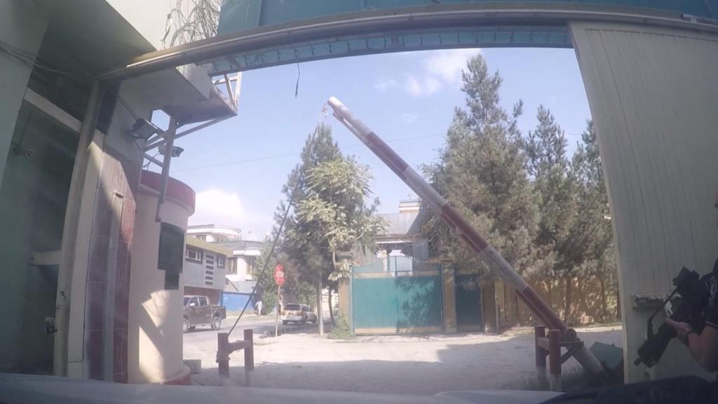 La puerta por la que accedieron los talibán se abría a mano.