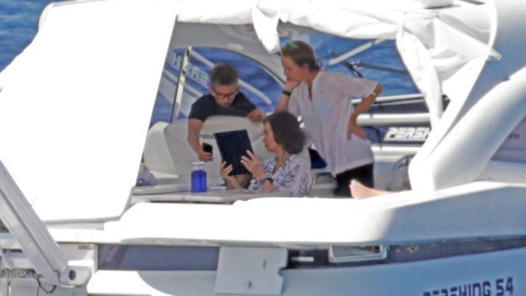 MIguel Urdangarin con la infanta Elena y la reina Sofía, este verano en Mallorca