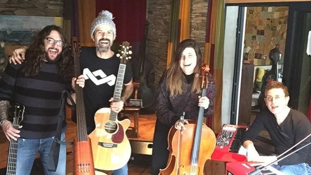 Ensayando con su grupo.