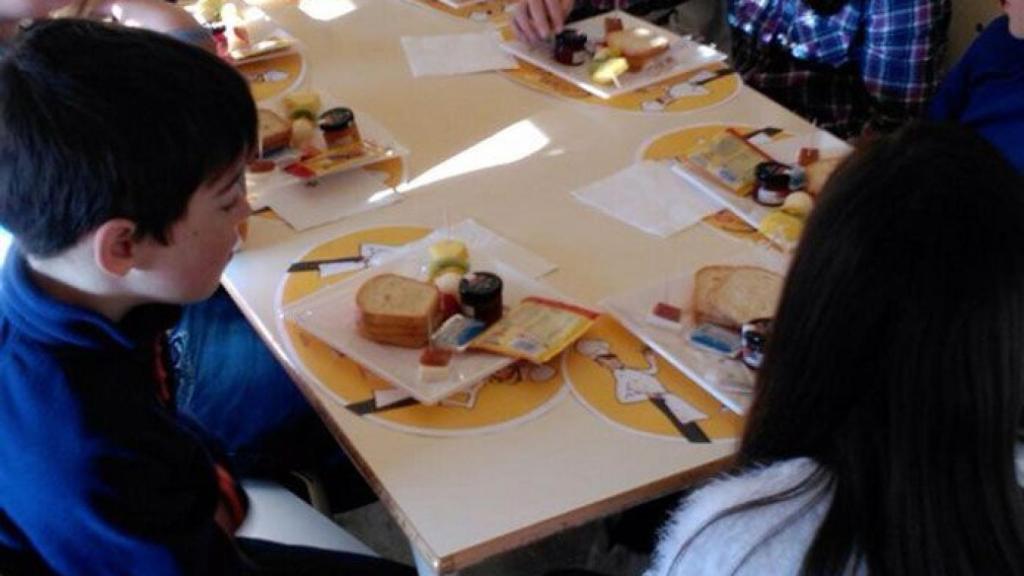 Un desayuno saludable y en casa ofrece beneficios para los niños.
