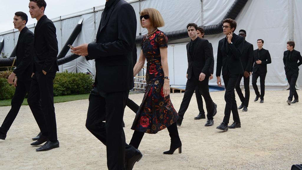 Anna Wintour rodeada de un ejército de guardaespaldas. | Foto: Fabrizzio Morales-Angulo.