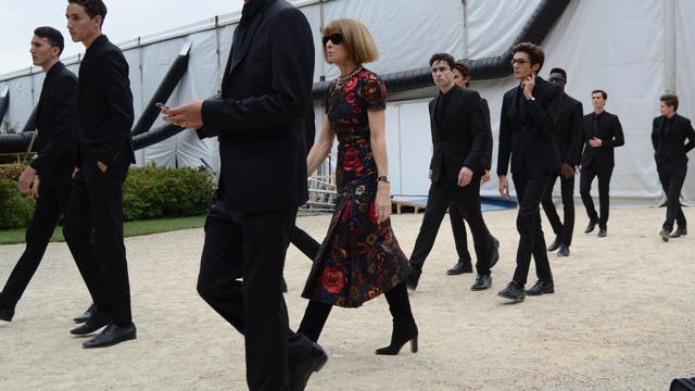 Anna Wintour rodeada de un ejército de guardaespaldas. | Foto: Fabrizzio Morales-Angulo.