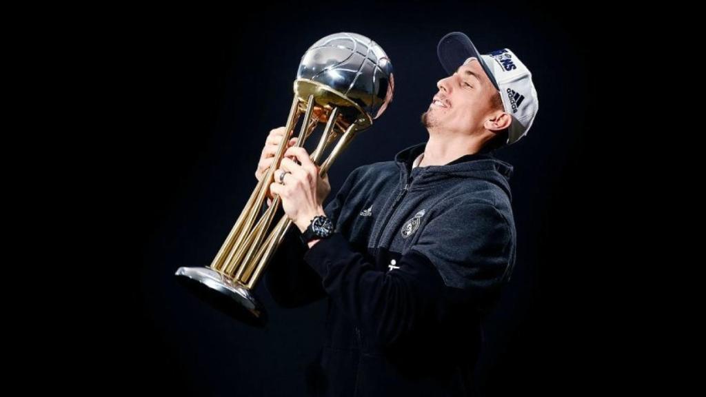 Carroll posa con la Copa del Rey