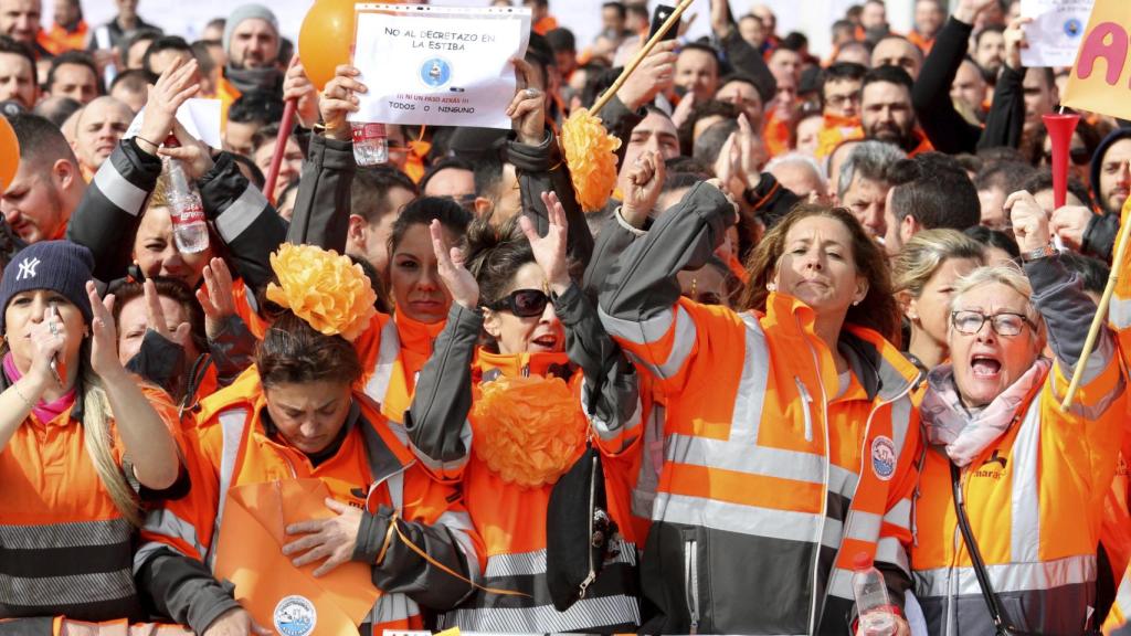 Protesta de estibadores en un puerto español.