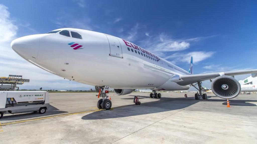 Airbus A330 de Eurowings estacionado en la pista de un aeropuerto.