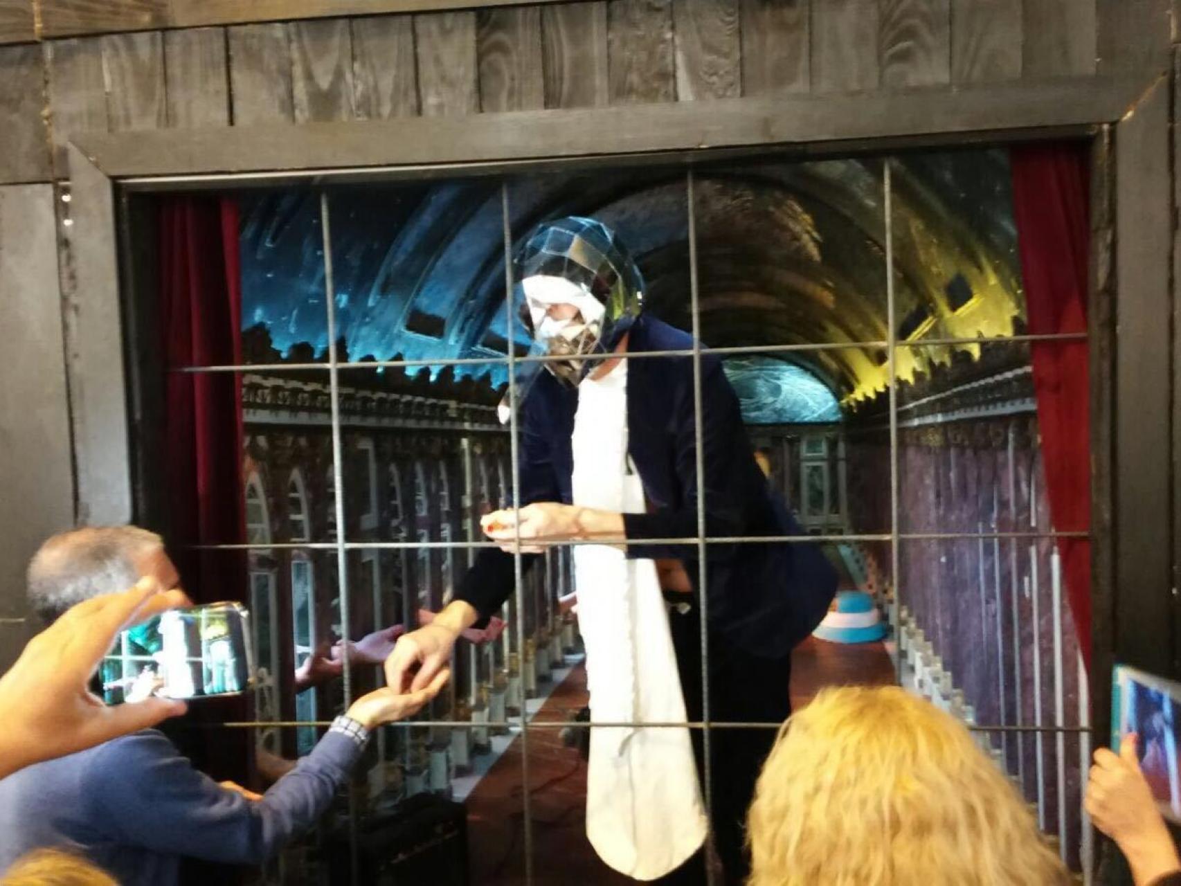 Albert Pla con una máscara de Pinocho en un habitáculo que simula el Palacio de Versalles, en ARCO.