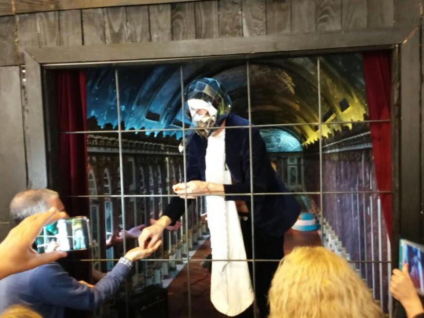 Albert Pla con una máscara de Pinocho en un habitáculo que simula el Palacio de Versalles, en ARCO.