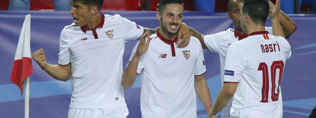 Los jugadores del Sevilla celebran el gol de Sarabia.