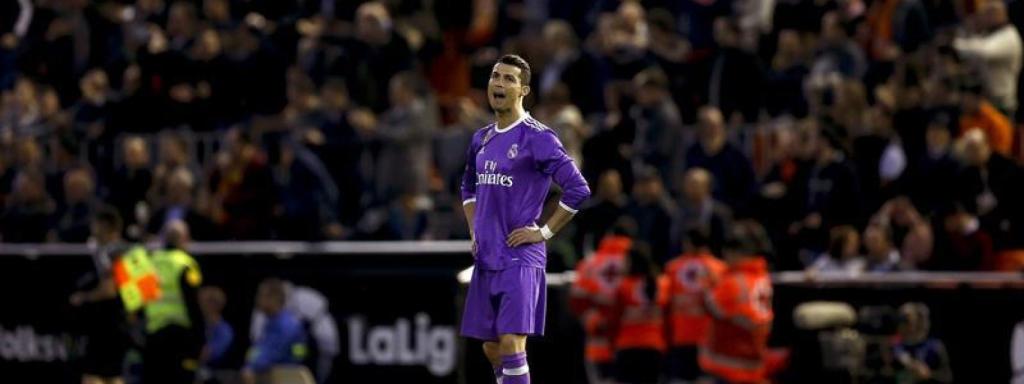 Ronaldo, decepcionado tras el gol del Valencia.