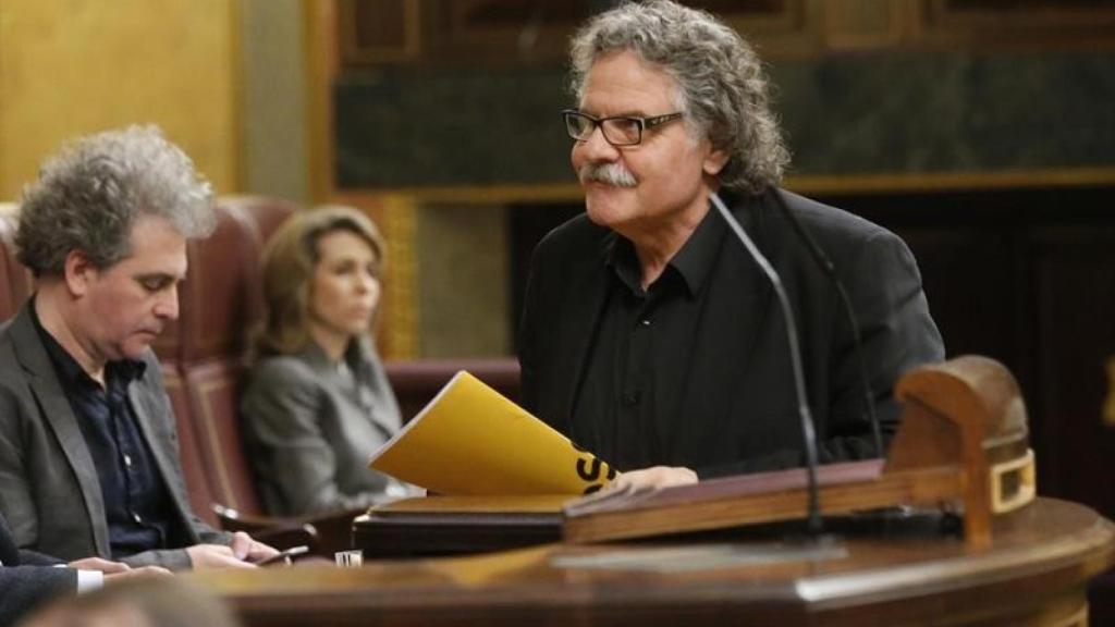 Joan Tardà, subiendo a la tribuna del Congreso para una intervención.