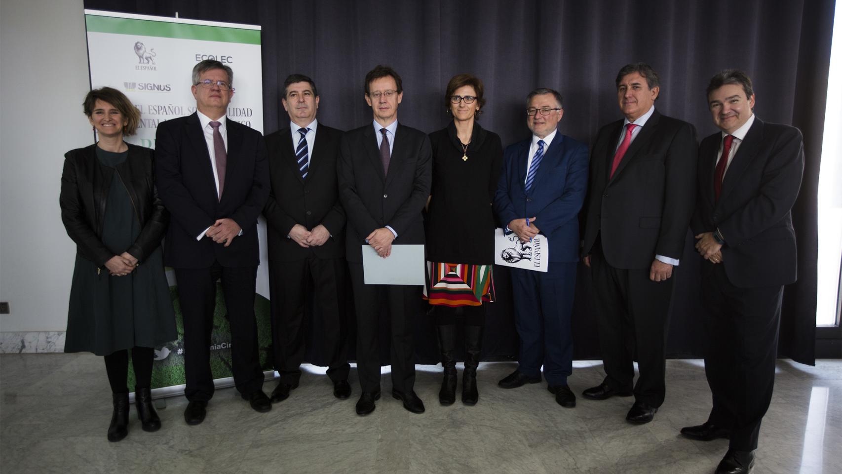 De izquierda a derecha: Dulcinea Meijide, Directora de Desarrollo Sostenible de Suez Spain; Gabriel Leal, Director General de Signus; Luis Moreno, Director General de la Fundación ECOLEC; Javier Cachón de Mesa, Director General de Calidad y Evaluación Ambiental y Medio Natural del Ministerio de Agricultura y Pesca, Alimentación y Medio Ambiente; Paloma López Izquierdo, Subdirectora General de Residuos del Ministerio de Agricultura y Pesca, Alimentación y Medio Ambiente; John Müller, Director Adjunto de EL ESPAÑOL; Eusebio Martínez de la Casa, Fundador de Recircula y Germán Granda, Director General de Forética.