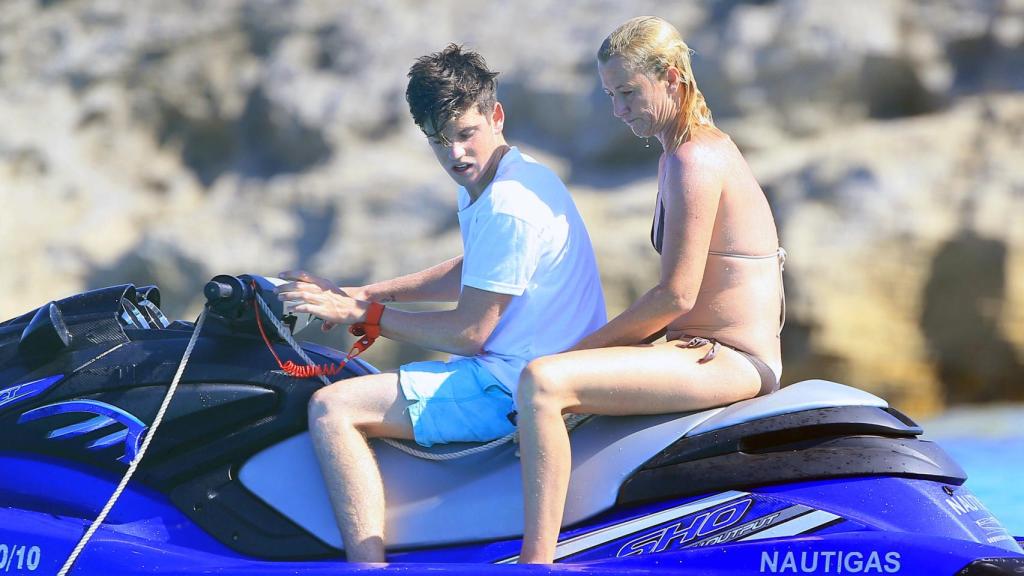 Miguel junto a su madre, Ana Duato, en una moto de agua.