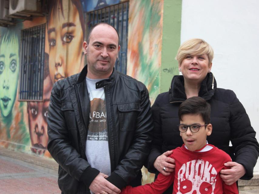 Alberto y Arantxa, junto a Miguel, en la puerta de Os Mesaches