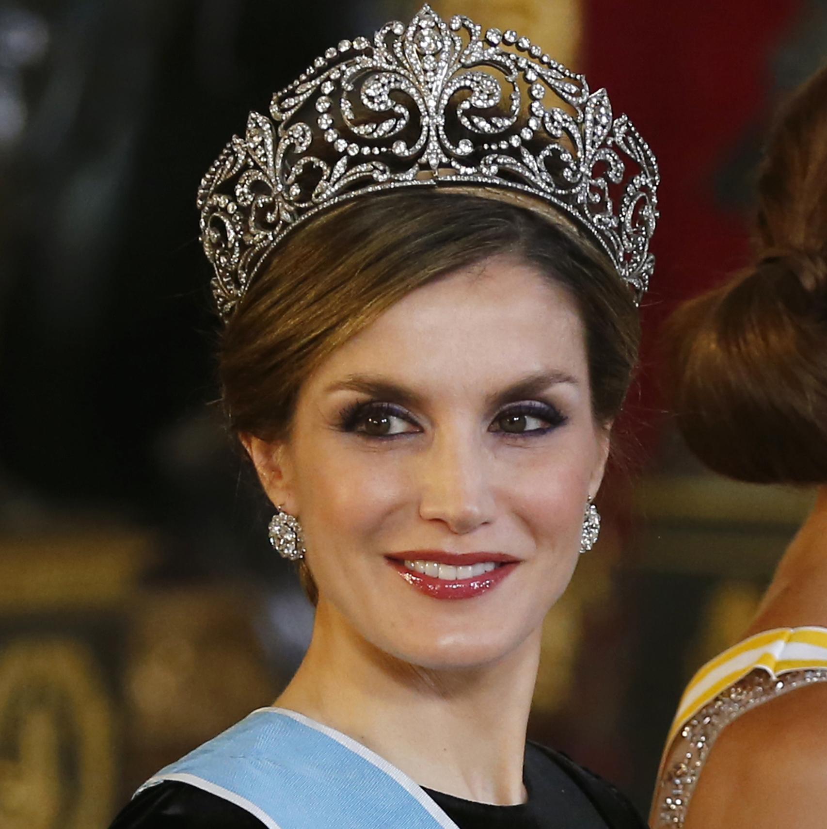 Letizia con la tiara flores de lis