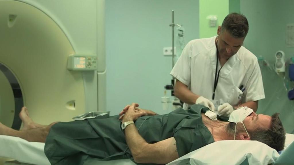 Pau Donés, en una prueba de diagnóstico por imagen.