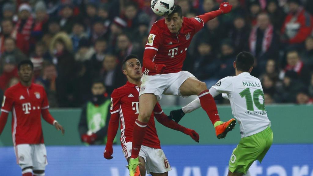 Robert Lewandowski cabecea un balón.
